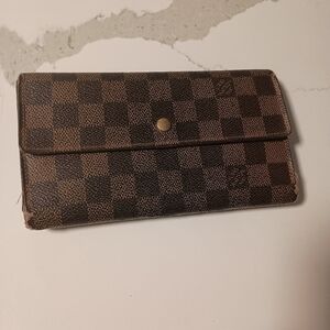 Authentic    Louis Vuitton Damier Sarah Longwallet